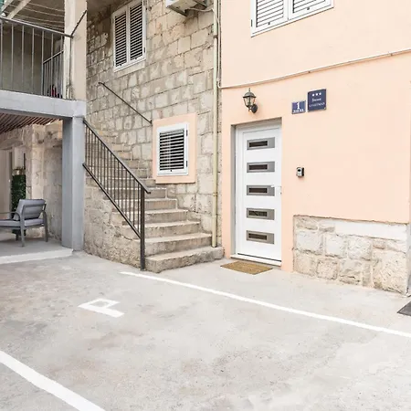 Heritage Geza In Centar With Private Parking Kaštela