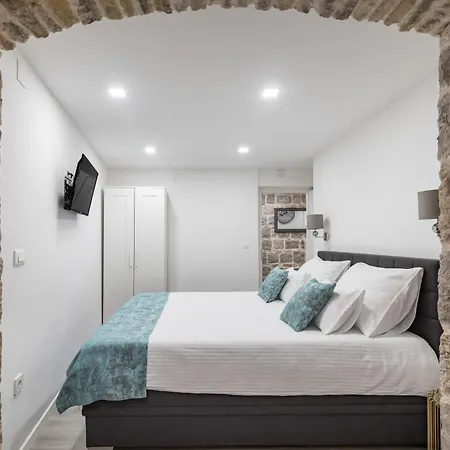 Apartament Heritage Geza In Centar With Private Parking Kaštela