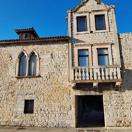 Heritage Geza In Centar With Private Parking Apartman